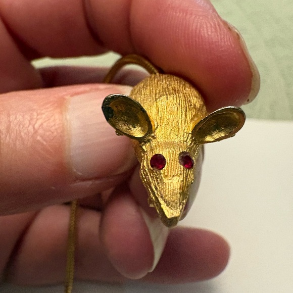Vintage 70s Children’s Gold Mouse Pin w/ Red Eyes and Long Tail Costume Jewelry - Picture 5 of 12